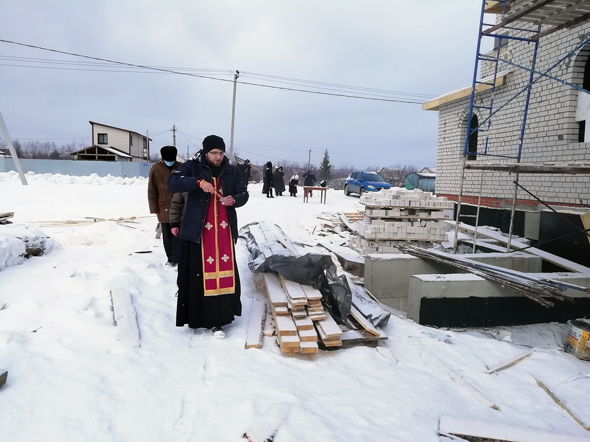 Иерей Евгений Климчев совершил молебен около строящегося храма Живоначальной Троицы в деревне Камайка
