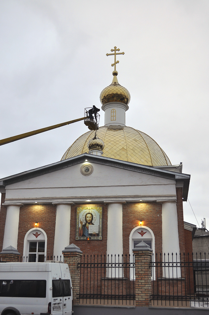 Митрополит Серафим освятил алтарный накупольный крест и алтарный купол