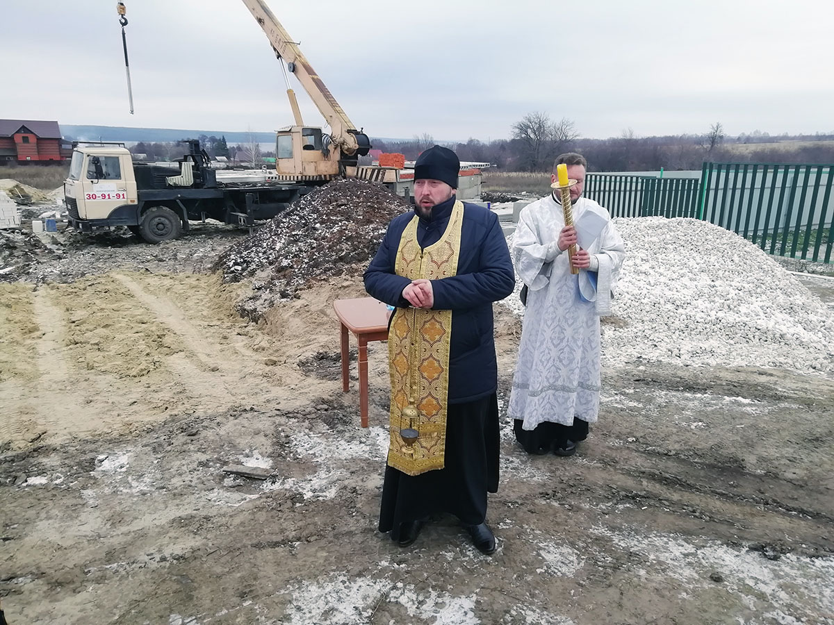 Протоиерей Антоний Шварёв совершил заупокойную панихиду около строящегося храма Живоначальной Троицы в селе Камайка
