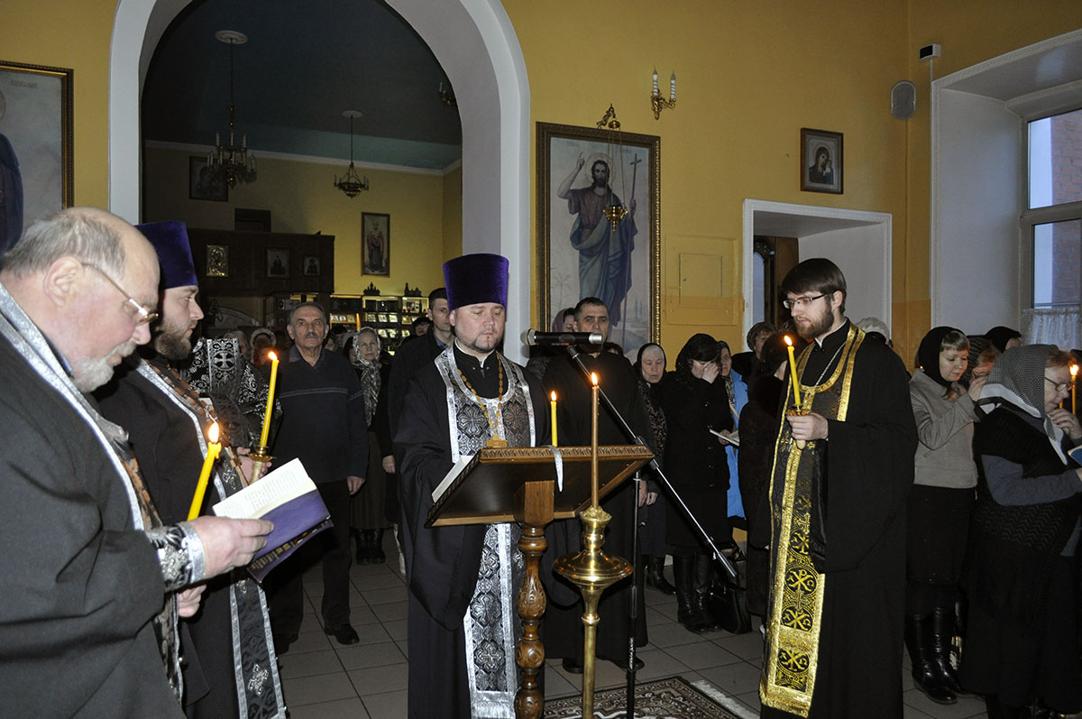 Протоиерей Александр Филиппов совершил повечерие с чтением Великого канона преподобного Андрея Критского