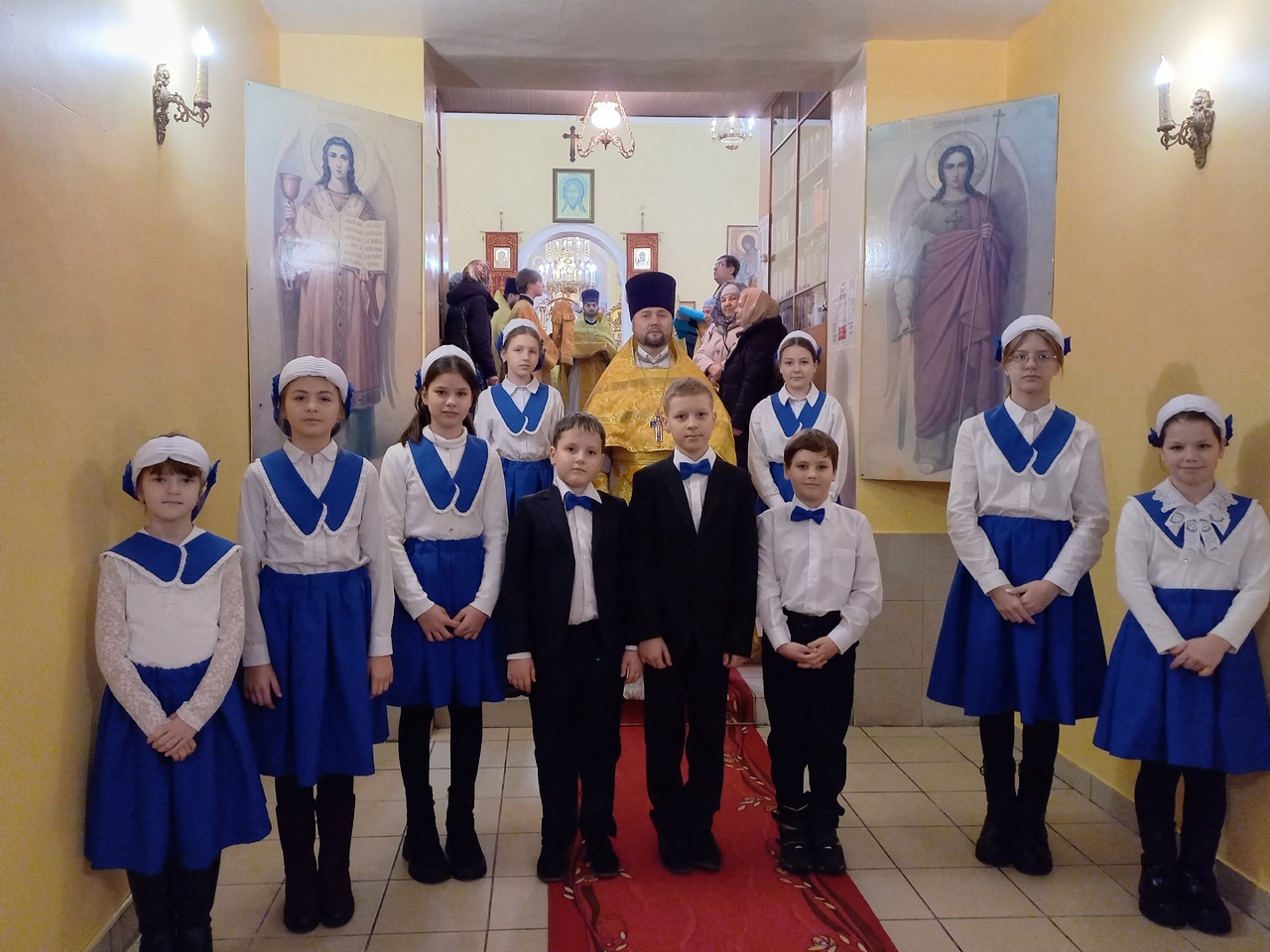 Детский хор приветствовал митрополита Серафима перед литургией