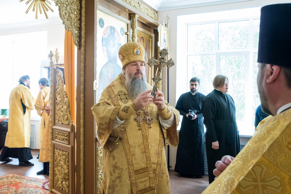  Протоиерей Александр Филиппов сослужил митрополиту Серафиму за литургией в храме Иннокентия Иркутского при семинарии