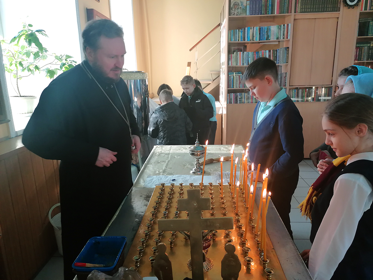Иерей Сергий Карасёв встретилчя с учениками средней школы №60