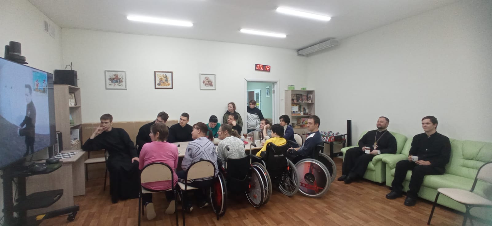 Протоиерей Александр Филиппов с семинаристами встретились с воспитанниками реабилитационного центра в Кичкилейке