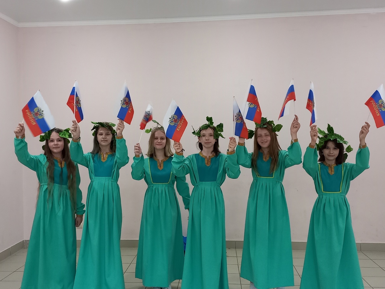 Воспитанники воскресной школы "Азбука веры" поздравили россиян с днём Собора Пензенских святых и с  Днём России