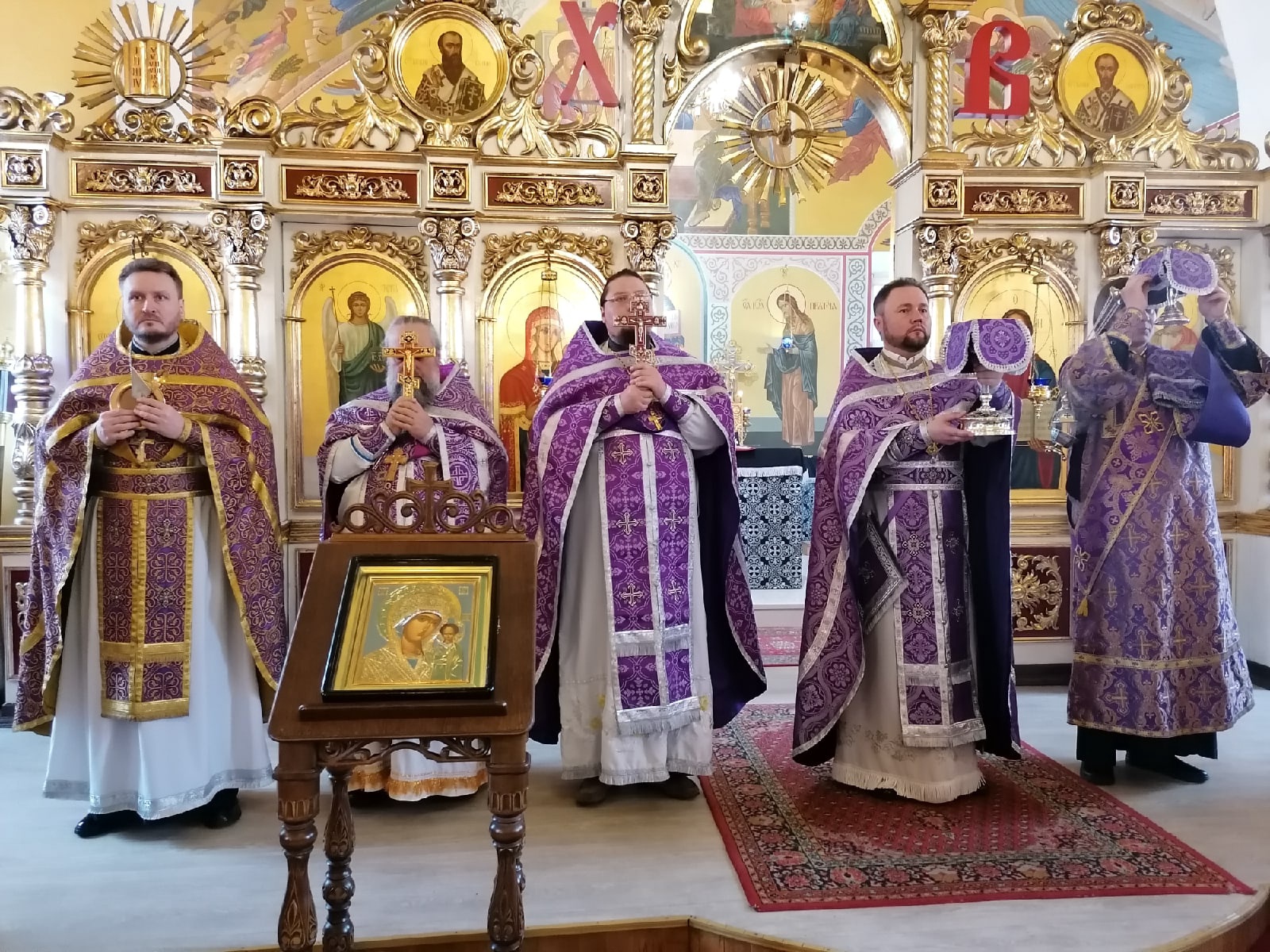 В Великий Четверг протоиерей Александр Филиппов совершил вечерню и Божественную литургию