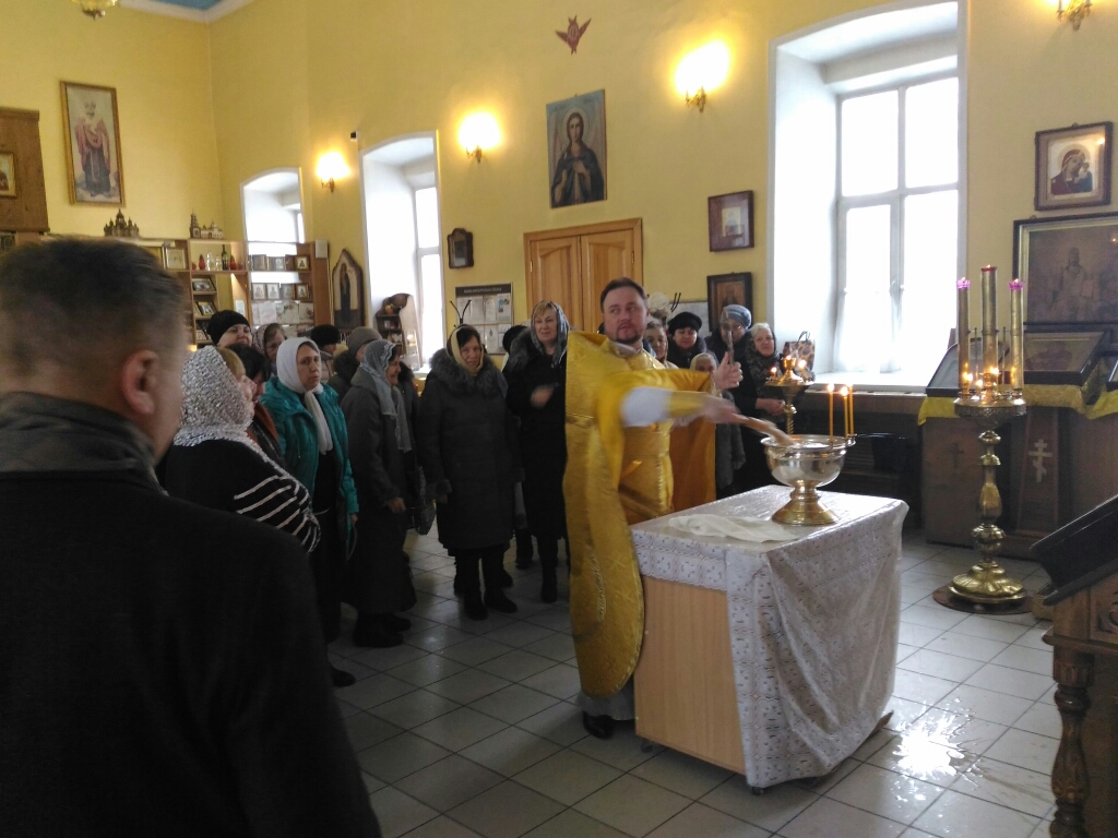 Протоиерей Александр Филиппов совершил водосвятный молебен с акафистом Божией Матери перед Ея чудотворным образом "Неупиваемая чаша"