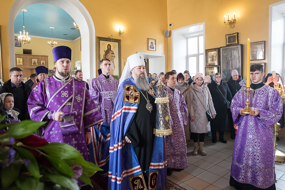 В Неделю Крестопоклонную митрополит Серафим совершил литургию в нашем храме