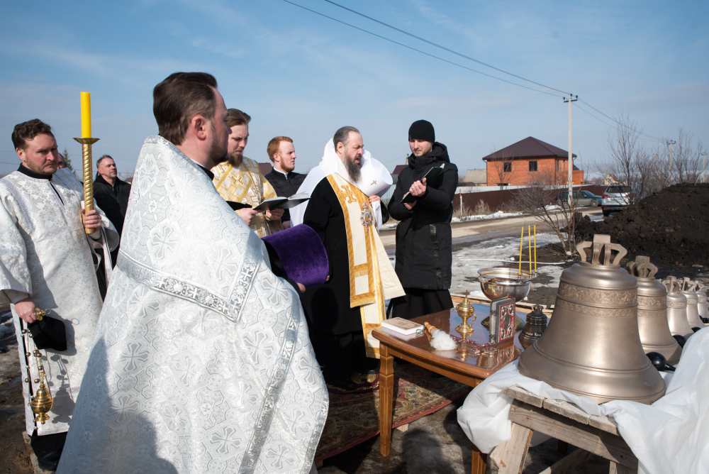 Митрополит Серафим освятил колокола для строящегося храма Святой Живоначальной Троицы в деревне Камайка