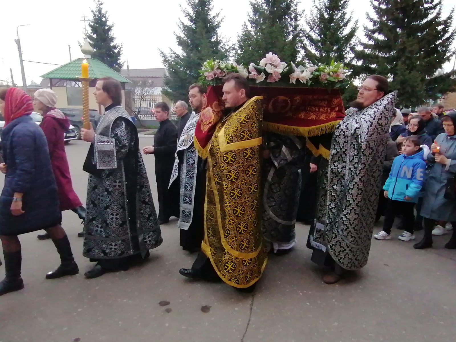 Протоиерей Александр Филиппов совершил утреню Великой Субботы с чином погребения 