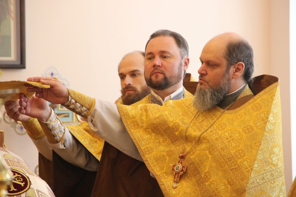 Протоиерей Александр Филиппов сослужил митрополиту Серафиму за литургией в храме святителя Иннокентия Иркутского при семинарии