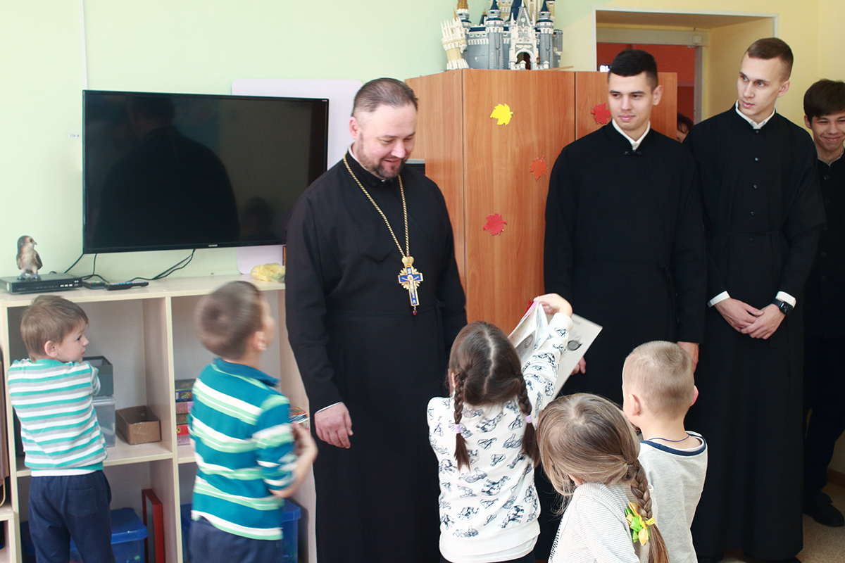 Протоиерей Александр Филиппов посетил детский реабилитационный центр