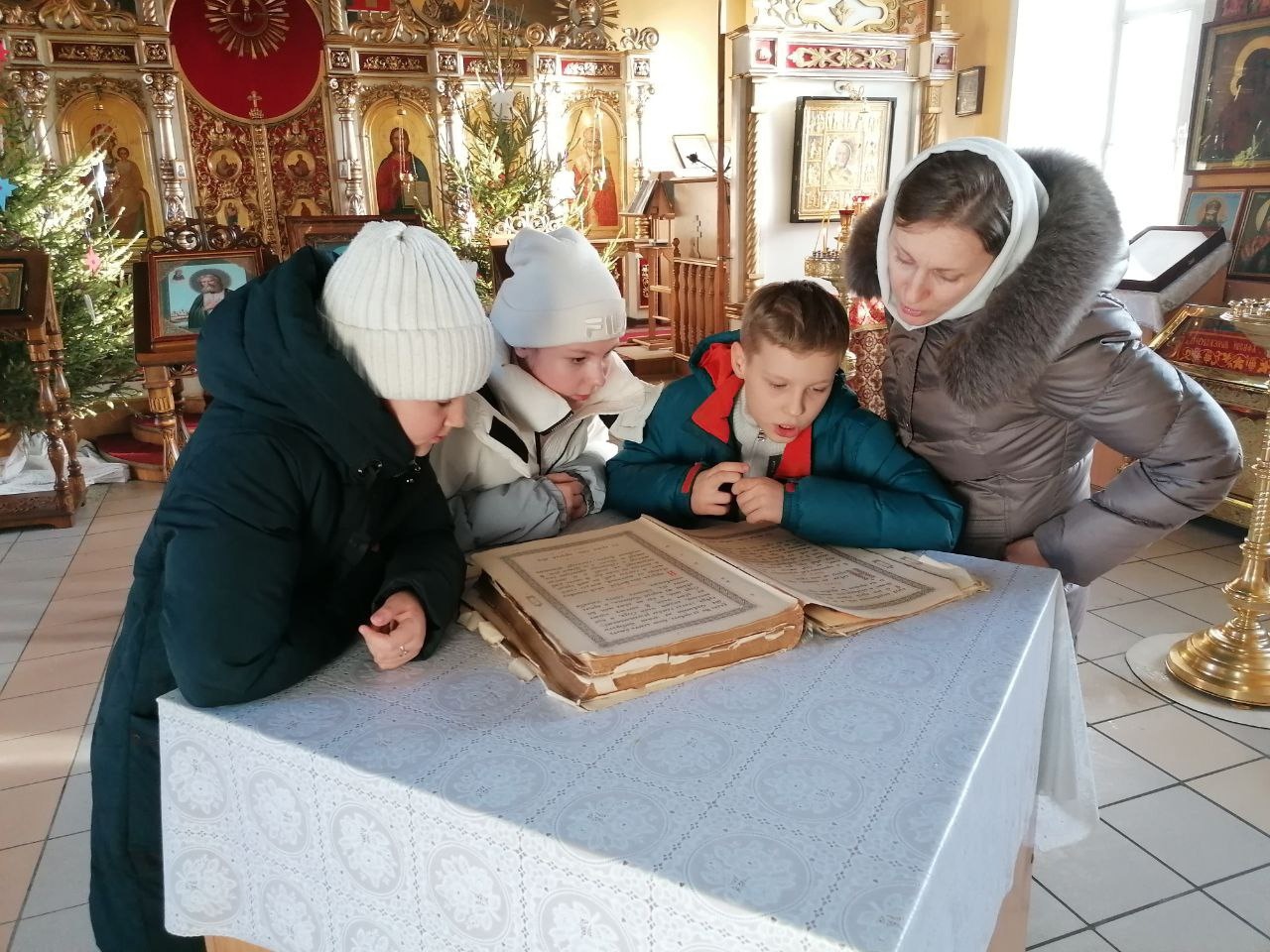 Протоиерей Александра Филиппова провел для детей экскурсию по храму
