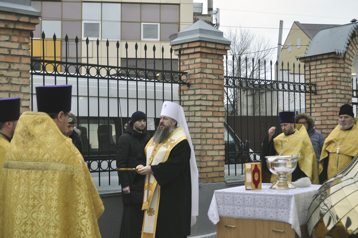 Митрополит Серафим освятил алтарный накупольный крест и алтарный купол