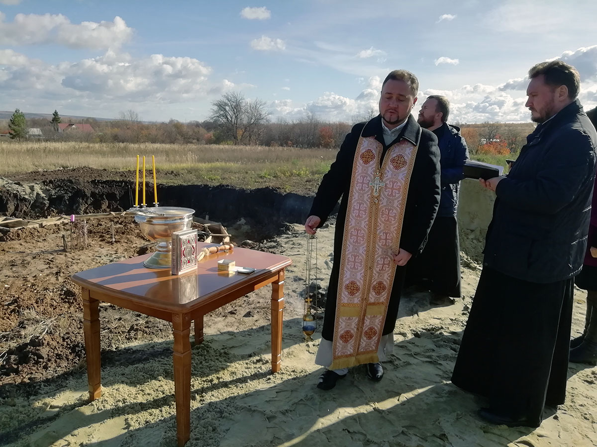 Протоиерей Александр Филиппов совершил первый водосвятный молебен около строящегося храма Живоначальной Троицы в селе Камайка