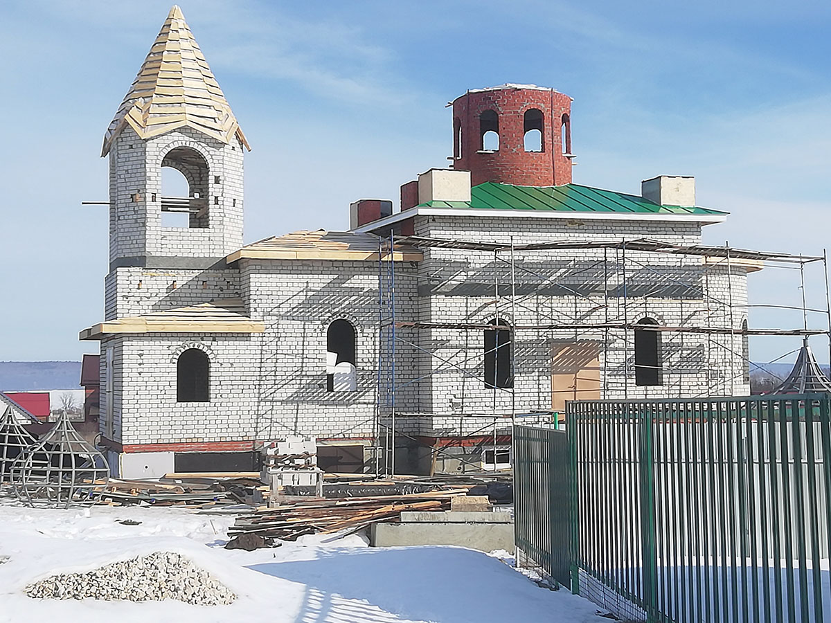 Протоиерей Александр Филиппов совершил заупокойную панихиду около строящегося храма Живоначальной Троицы в деревне Камайка