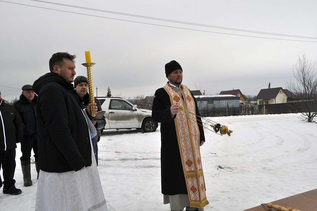 Протоиерей Александр Филиппов совершил великое освящение воды около строящегося храма Живоначальной Троицы в деревне Камайка