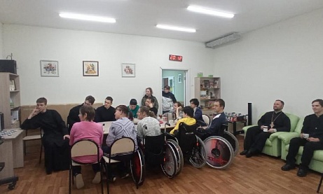 Протоиерей Александр Филиппов с семинаристами встретились с воспитанниками реабилитационного центра в Кичкилейке