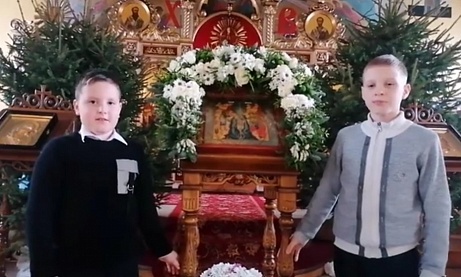 Воспитанники воскресной школы "Азбука веры" поздравили прихожан храма с праздником Крещение Господне