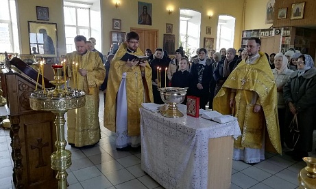 Протоиерей Александр Филиппов совершил литургию и водосвятный молебен с акафистом святителю Николаю Чудотворцу 