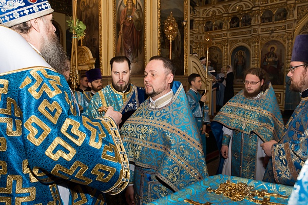 В праздник Благовещения Пресвятой Богородицы митрополит Серафим наградил протоиерея Александра Филиппова крестом с украшениями