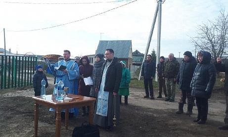 Иерей Алексий Карасёв совершил водосвятный молебен около строящегося храма Живоначальной Троицы в селе Камайка