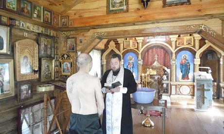 Протоиерей Антоний Шварёв совершил таинство крещения в исправительной колонии №7