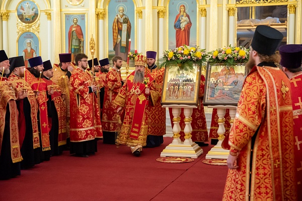  Протоиерей Александр Филиппов сослужил митрополиту Серафиму за всенощным бдением в Спасском кафедральном соборе