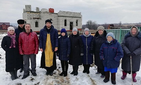 Иерей Евгений Климчев совершил праздничный молебен около строящегося храма Живоначальной Троицы в деревне Камайка