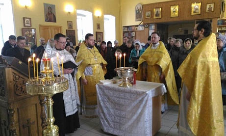 Протоиерей Александр Филиппов совершил водосвятный молебен с акафистом Божией Матери перед Ея чудотворным образом "Неупиваемая чаша"