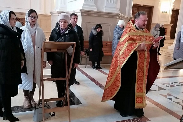 Иерей Сергий Карасёв совершил акафист святым Царственным страстотерпцам в Кафедральном соборе