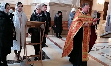 Иерей Сергий Карасёв совершил акафист святым Царственным страстотерпцам в Кафедральном соборе
