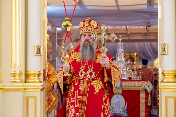   Протоиерей Александр Филиппов сослужил митрополиту Серафиму за литургией в  Спасском кафедральном соборе