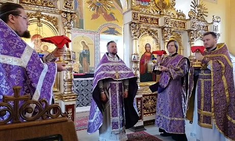 В Великий Четверг протоиерей Александр Филиппов совершил вечерню и Божественную литургию