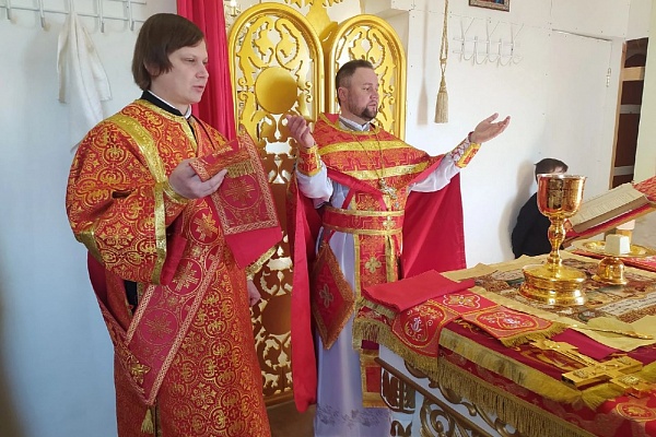 Протоиерей Александр Филиппов освятил место под строительство Воскресной школы в Камайке