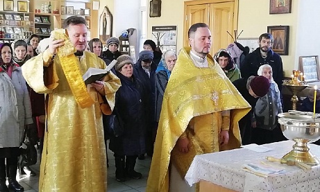 Протоиерей Александр Филиппов совершил литургию и водосвятный молебен с акафистом Божией Матери 