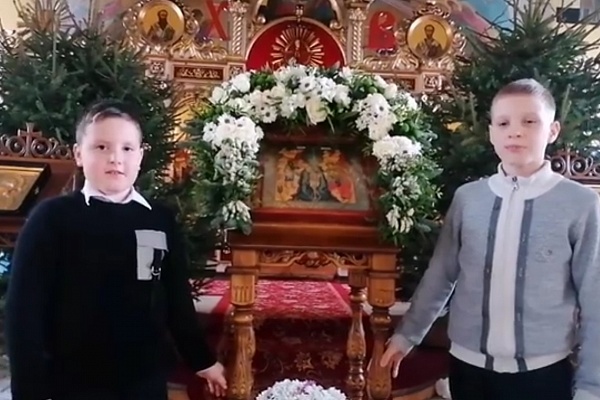 Воспитанники воскресной школы "Азбука веры" поздравили прихожан храма с праздником Крещение Господне