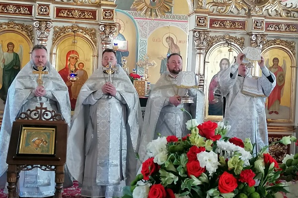 В Великую Субботу протоиерей Александр Филиппов совершил Литургию святителя Василия Великого