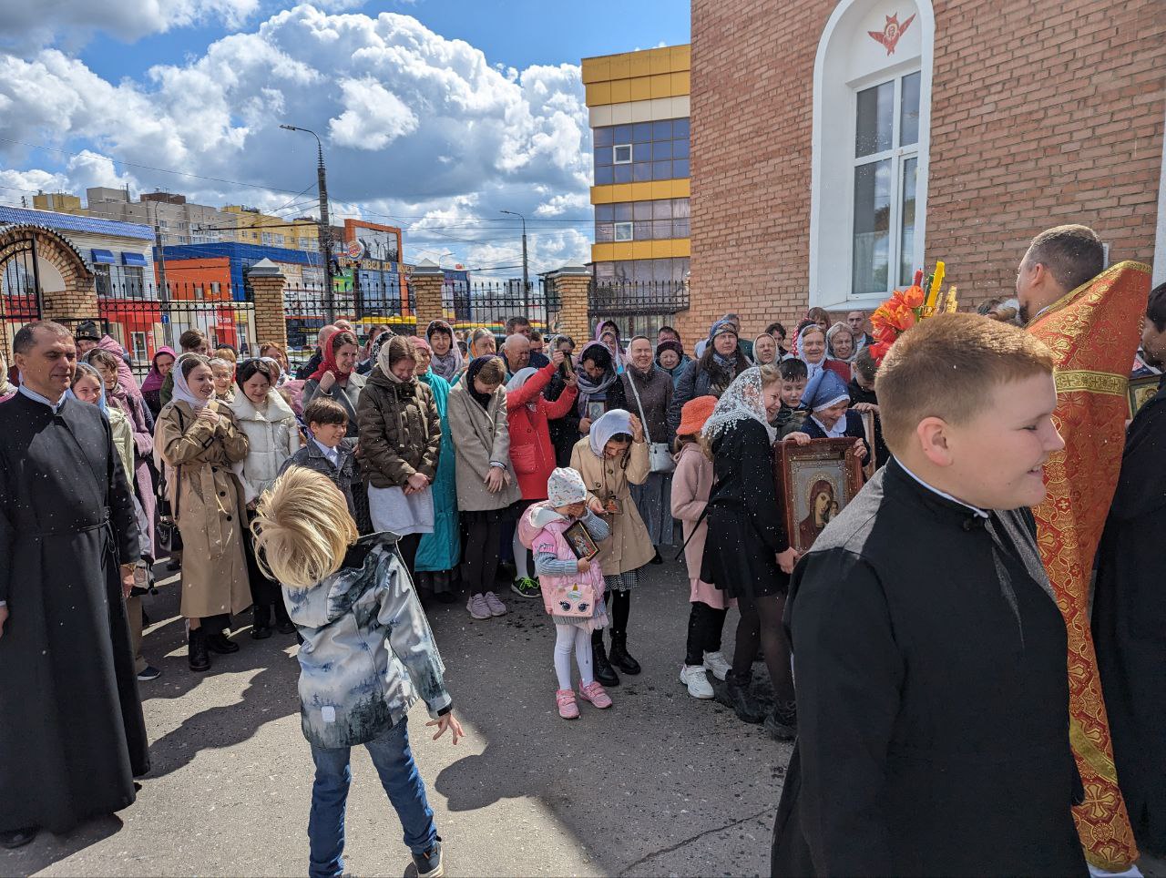 Богослужения в Неделю о расслабленном 