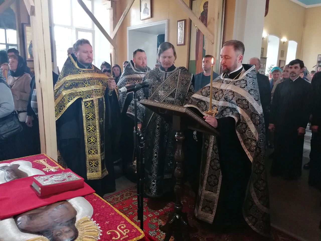 Протоиерей Александр Филиппов совершил утреню Великой Субботы с чином погребения 