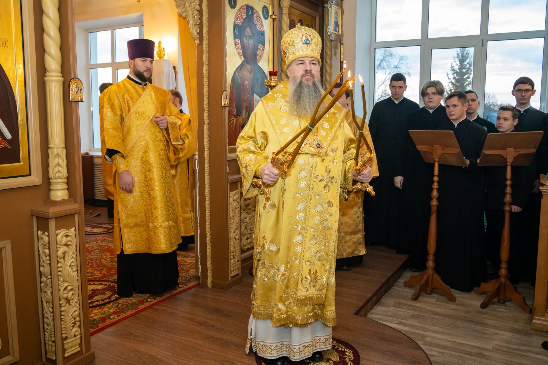 Протоиерей Александр Филиппов сослужил митрополиту Серафиму в престольный праздник и актовый день в Пензенской духовной семинарии   