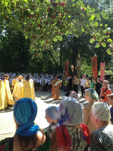 Ребята из молодежной групы нашего храма участвовали в Детском епархиальном крестном ходе перед началом учкбного года