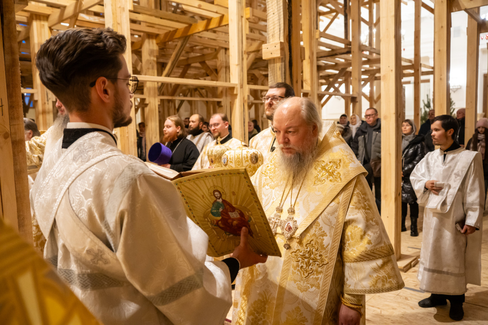 В праздник Рождества Христова протоиерей Александр Филиппов сослужил иерархам Пензенской митрополии за великой вечерней в Спасском кафедральном соборе