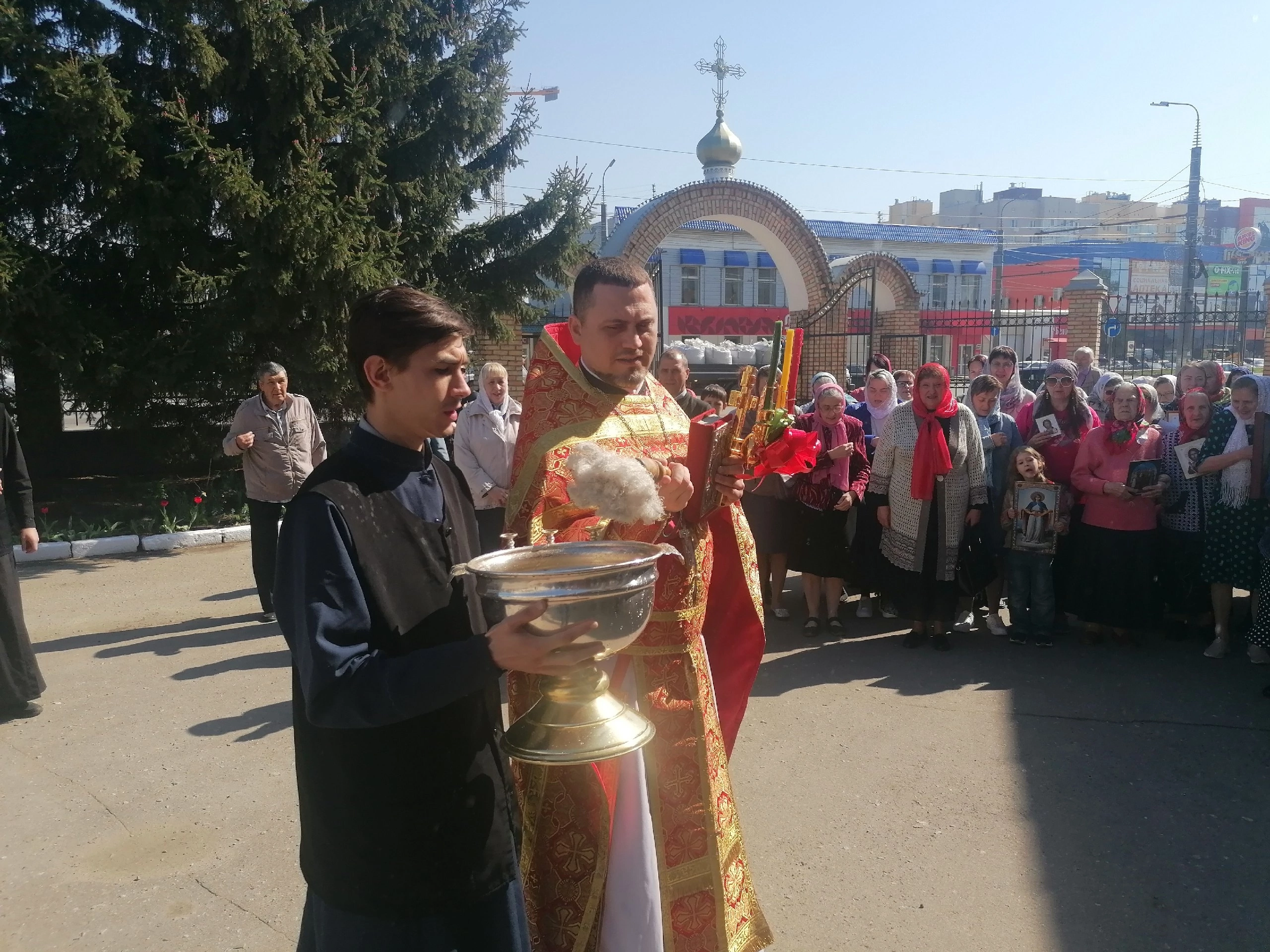 В пятницу Светлой седмицы иерей Владимир Журавлев совершил Божественную литургию