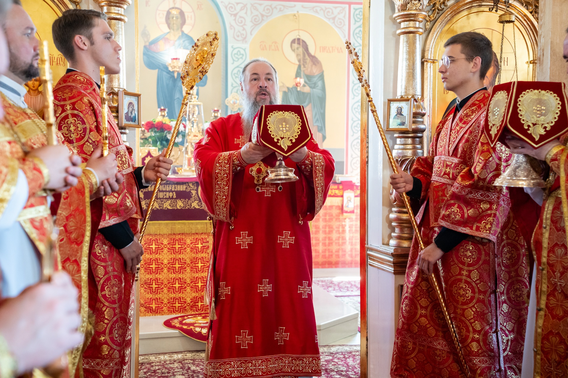 В день престольного праздника митрополит Серафим совершил литургию в нашем храме
