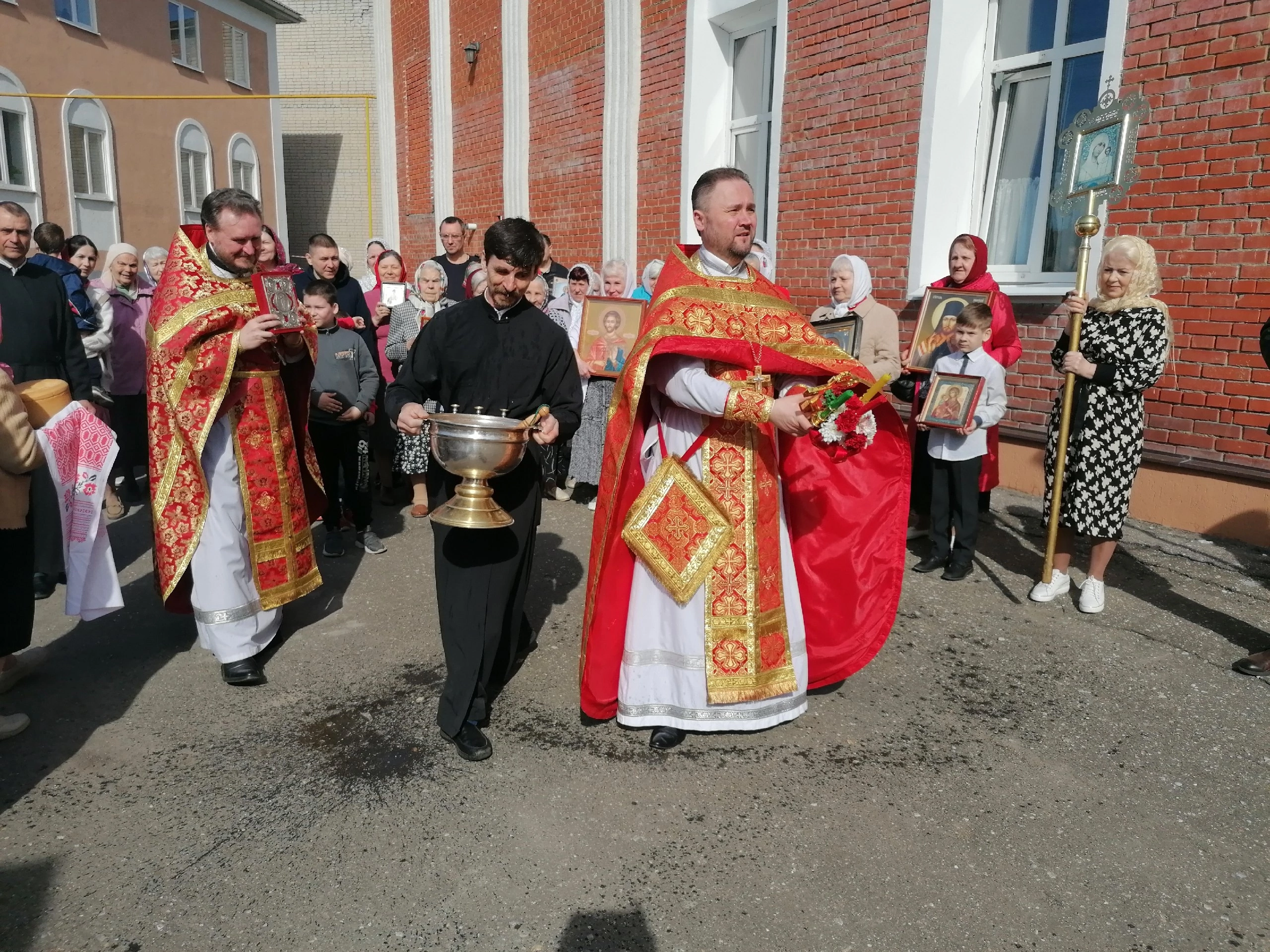 В понедельник Светлой седмицы протоиерей Александр Филиппов совершил Божественную литургию