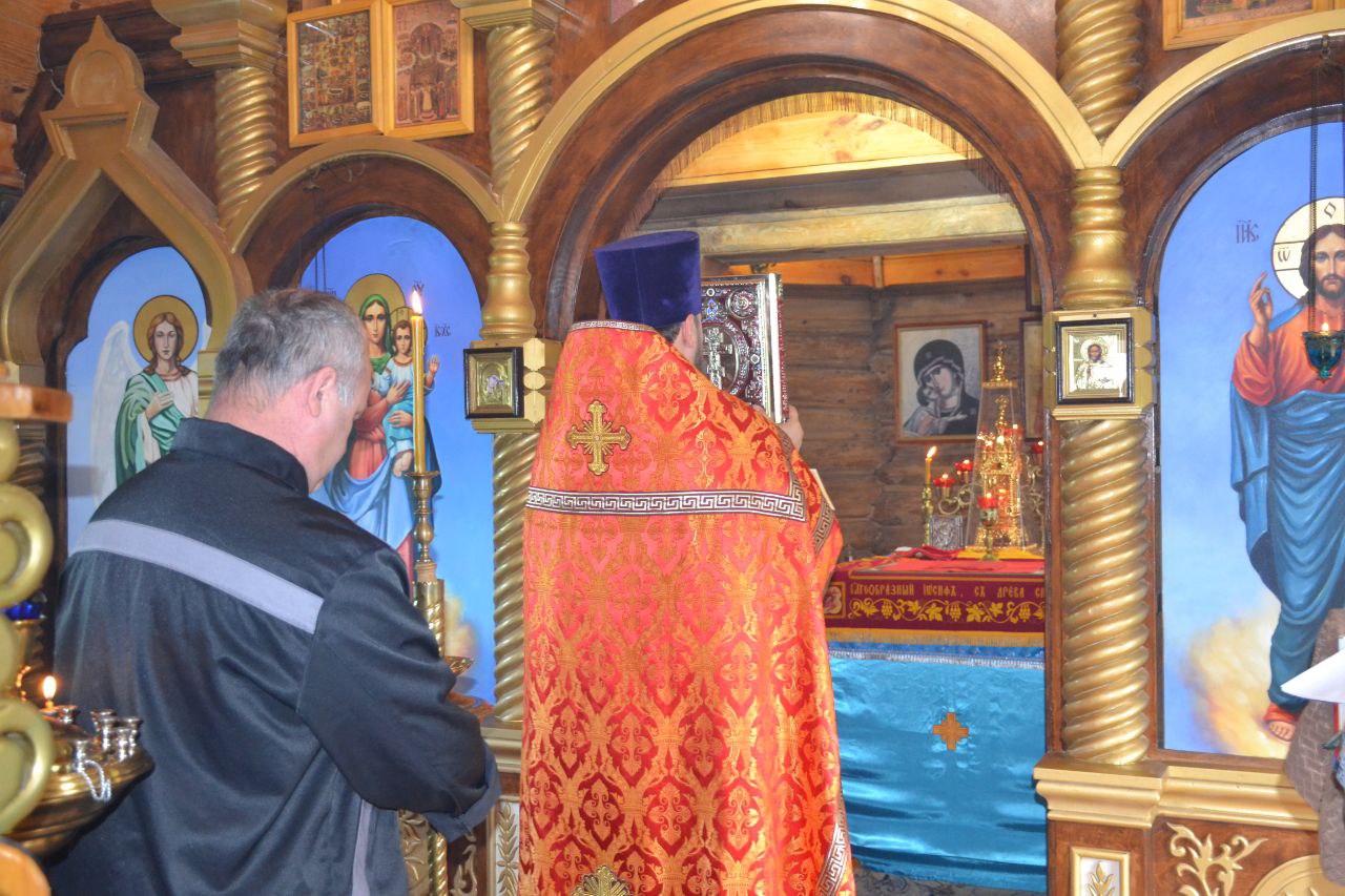Протоиерей Антоний Шварёв совершил Божественную литургию в ИК-7