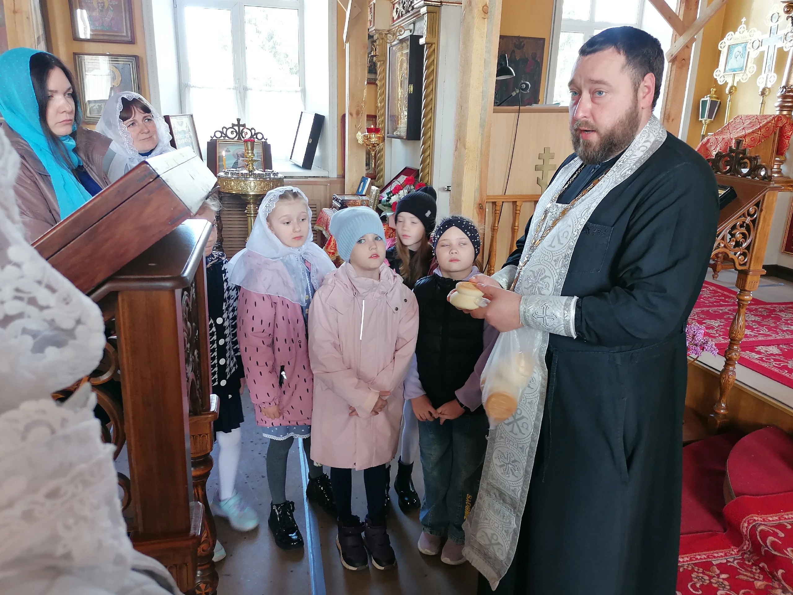 Священники встретились с учениками средней школы №1 города Спутник