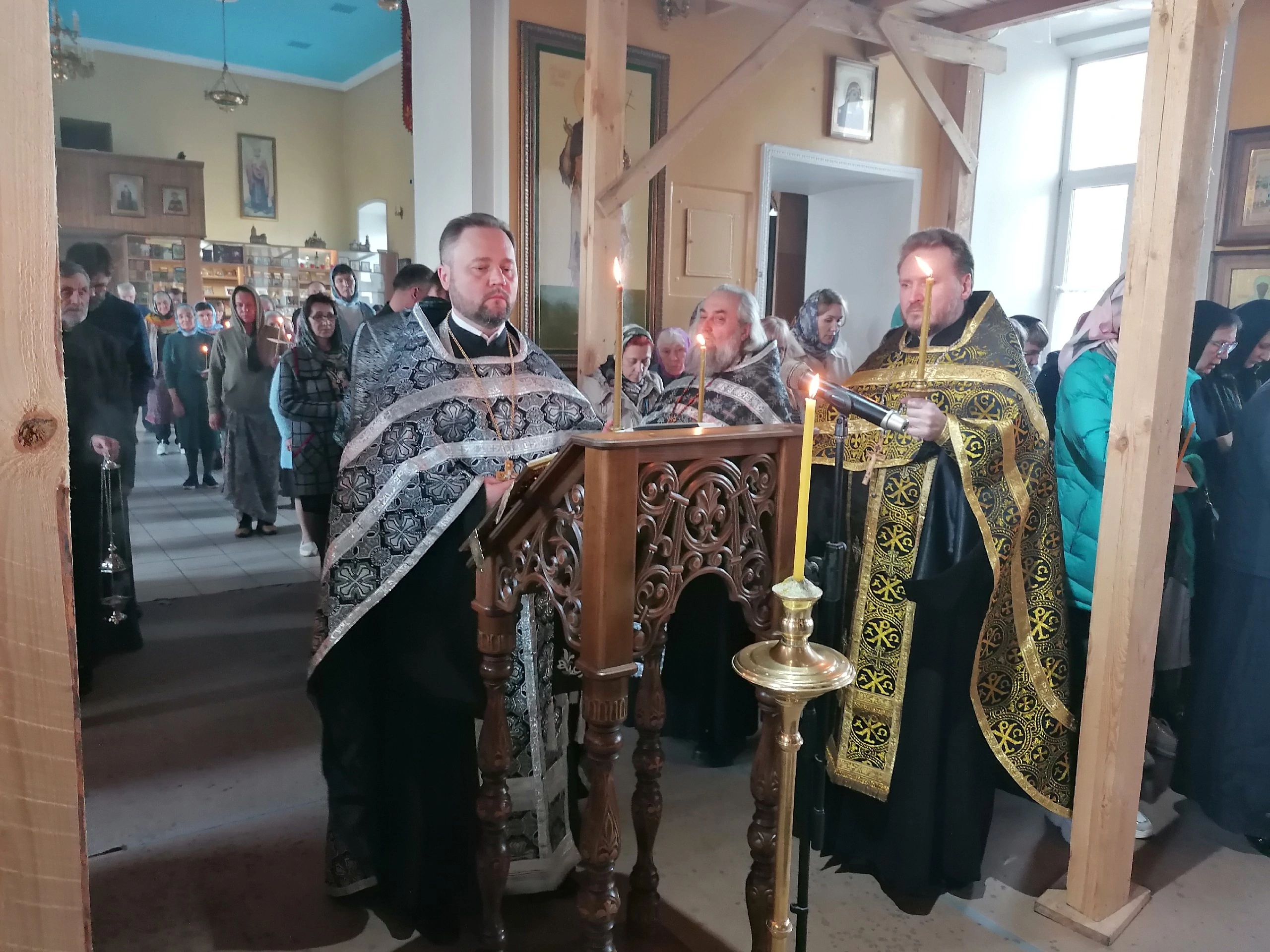 Протоиерей Александр Филиппов совершил утреню с чтением 12-ти Евангелий Страстей Христовых