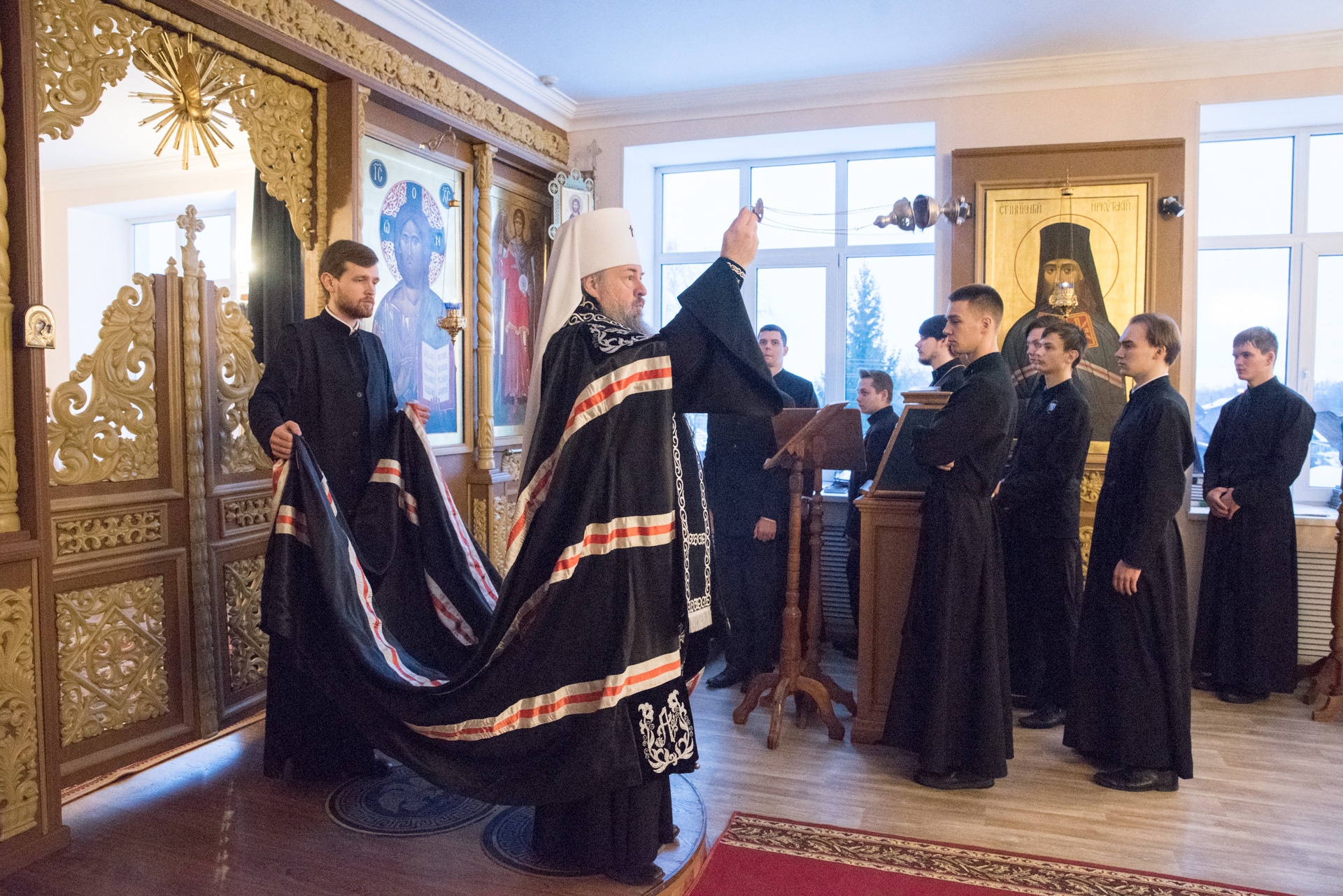 Во вторник первой седмицы Великого поста протоиерей Александр Филиппов молился за Архиерейским богослужением в храме святителя Иннокентия Иркутского при семинарии